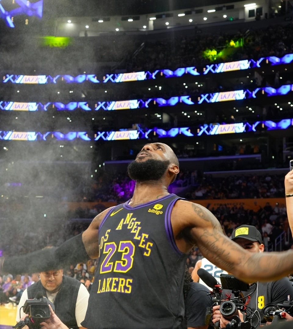 关于詹姆斯巅峰对决,凯恩与90激战湖人分钟,战术调整胜负难料!的信息 关于詹姆斯巅峰对决,凯恩与90激战湖人分钟,战术调整胜负难料!的信息